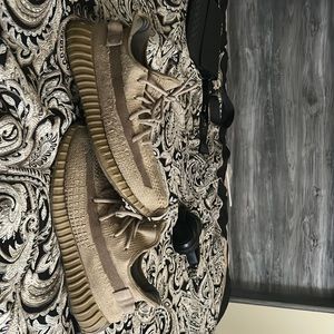YEEZY 350 EARTH